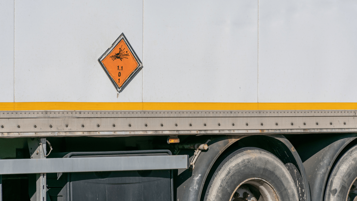 Lastebil med farlig gods merking.